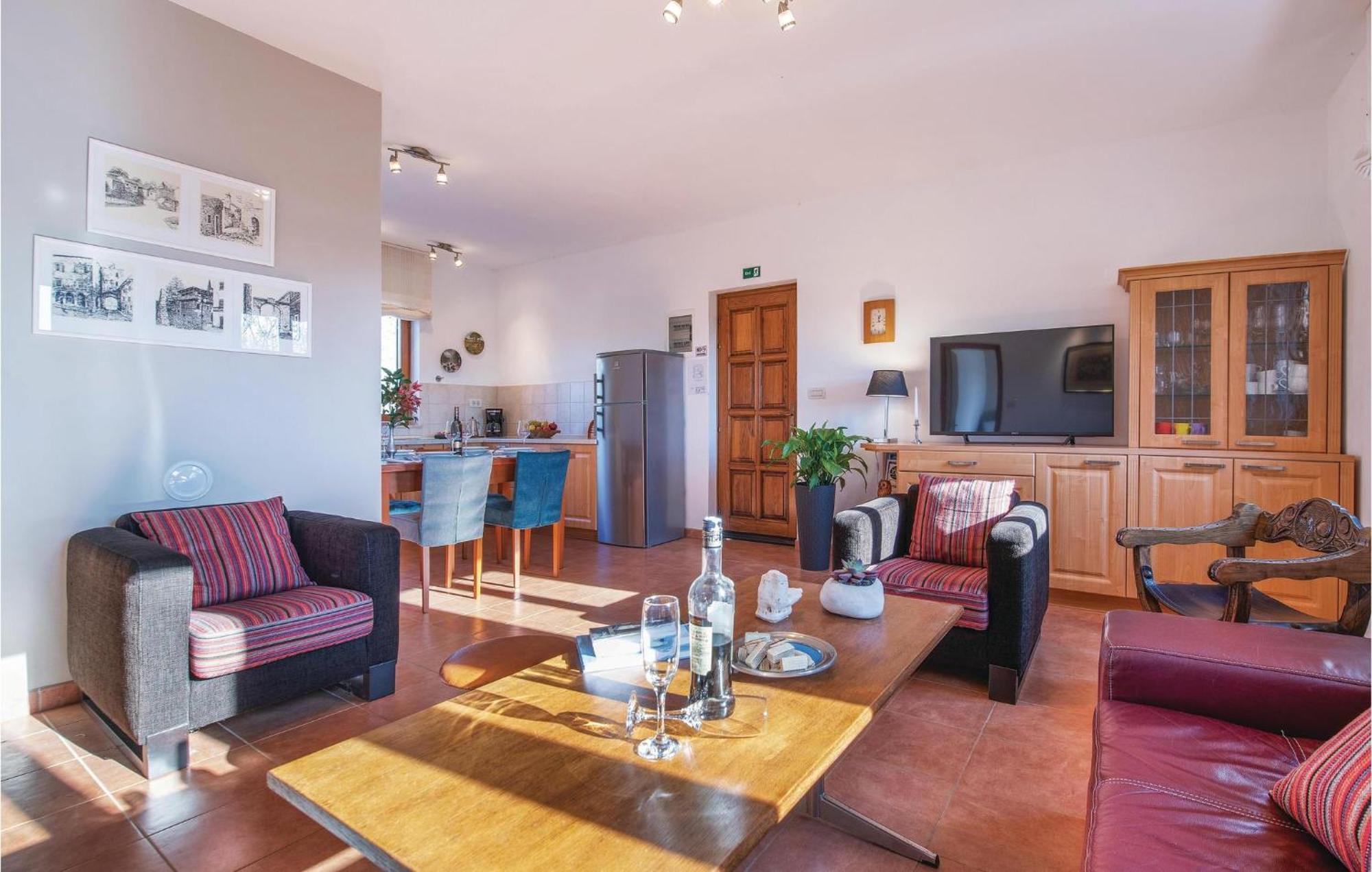 Beautiful Home In Bale With Kitchen Екстериор снимка